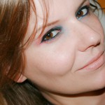 Robina Hood: Augenmake-up in Rot, Orange und Blau mit der "Cruise Couture"-Palette von CATRICE. Schwarzer Eyeliner von L'Oréal (SUPER LINER)