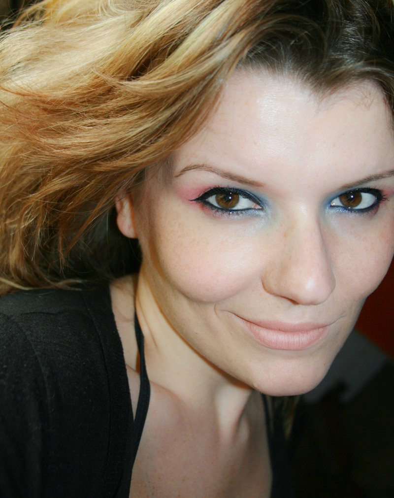 Robina Hood: Augenmake-up in Rot, Orange und Blau mit der "Cruise Couture"-Palette von CATRICE. Schwarzer Eyeliner von L'Oréal (SUPER LINER)