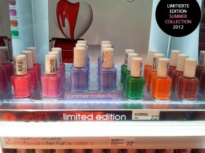 Die limitierte essie "summer collection 2012" im Display bietet 6 Farbnuancen in klaren starken Farben.