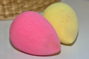 Gelb: der "sponge allrounder" von p2 (LE "What's up? Beach Babe" Sommer 2012) | Pink: der original Beautyblender
