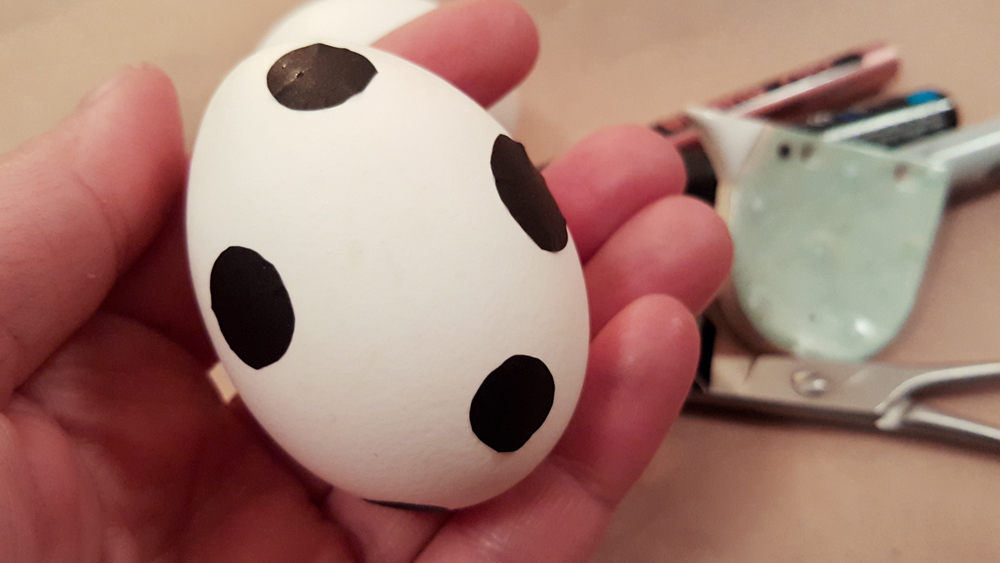 DIY Doityourself mit Robina Hood: Ostereier mit wilden Punkten - Washi Punkte auf Ei kleben